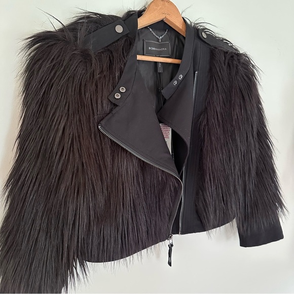 BCBGMaxAzria Black Faux Fur Shaggy Cropped Zip Front Moto Jacket Size Large - Picture 4 of 8